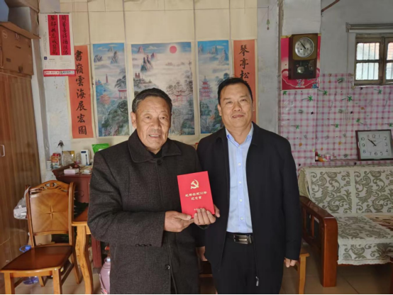 开云（中国）矿开展“光荣在党50年”纪念章颁发走访慰问活动